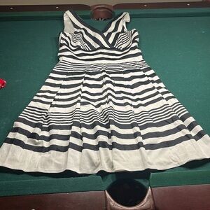Beautiful White House black market dress